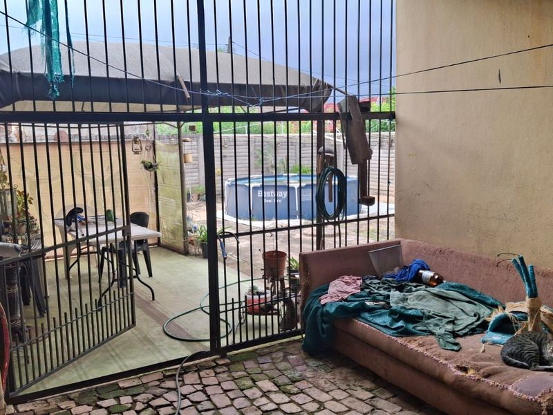 House For Sale in Mountain View - Photo 3