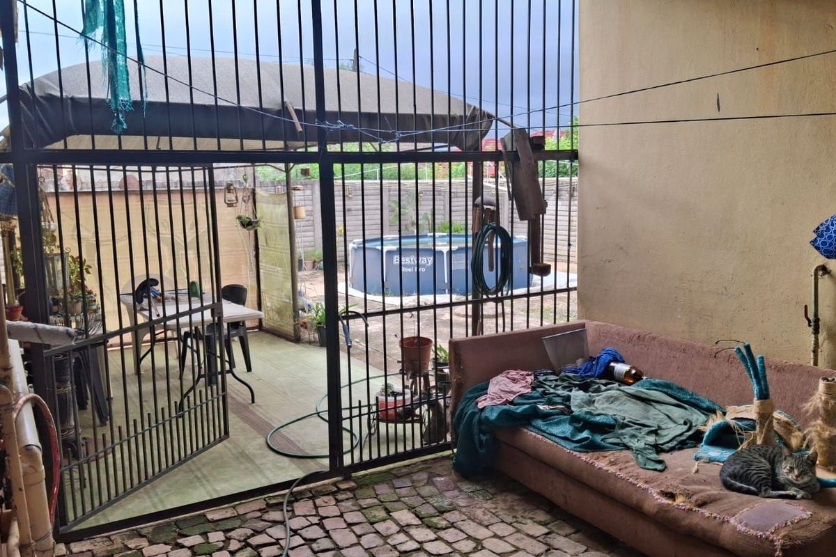 House For Sale in Mountain View - Photo 3