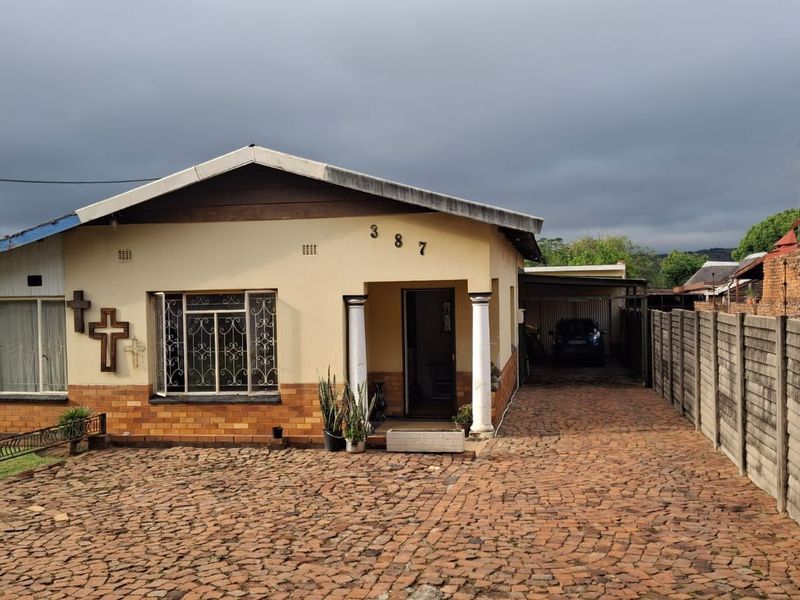 House For Sale in Mountain View - Photo 2