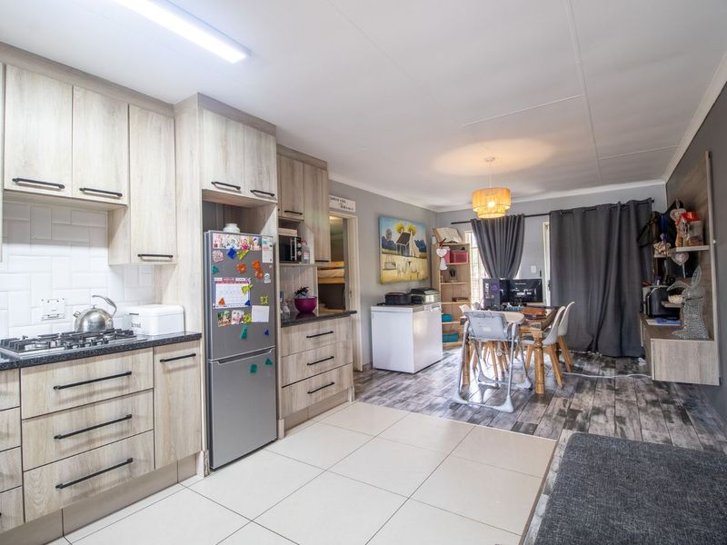 Townhouse For Sale in Doornpoort - Photo 2