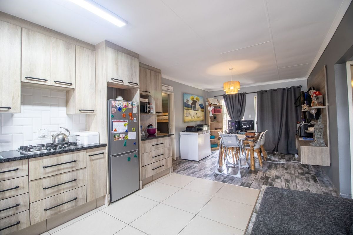 Townhouse For Sale in Doornpoort - Photo 2