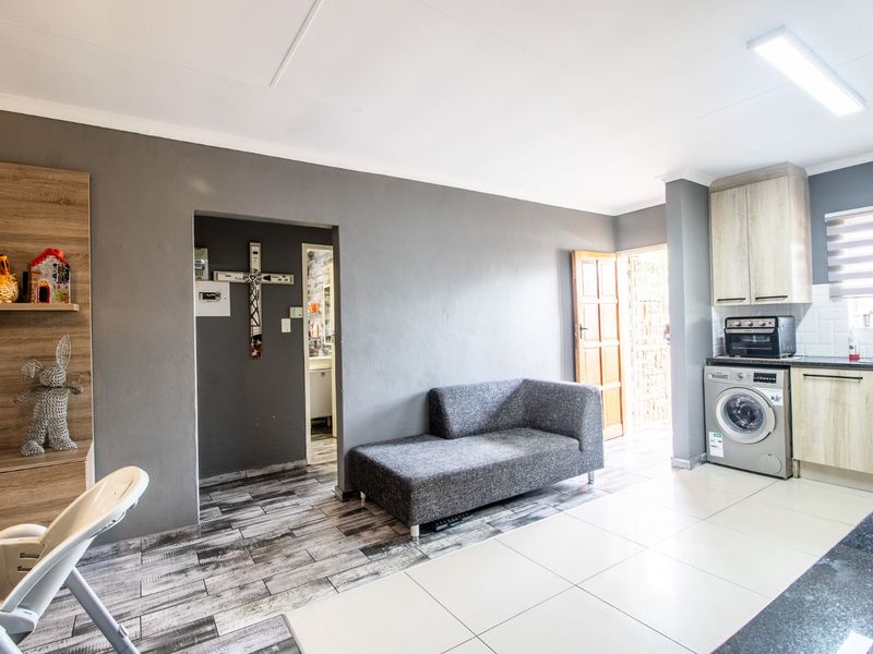 Townhouse For Sale in Doornpoort - Photo 3