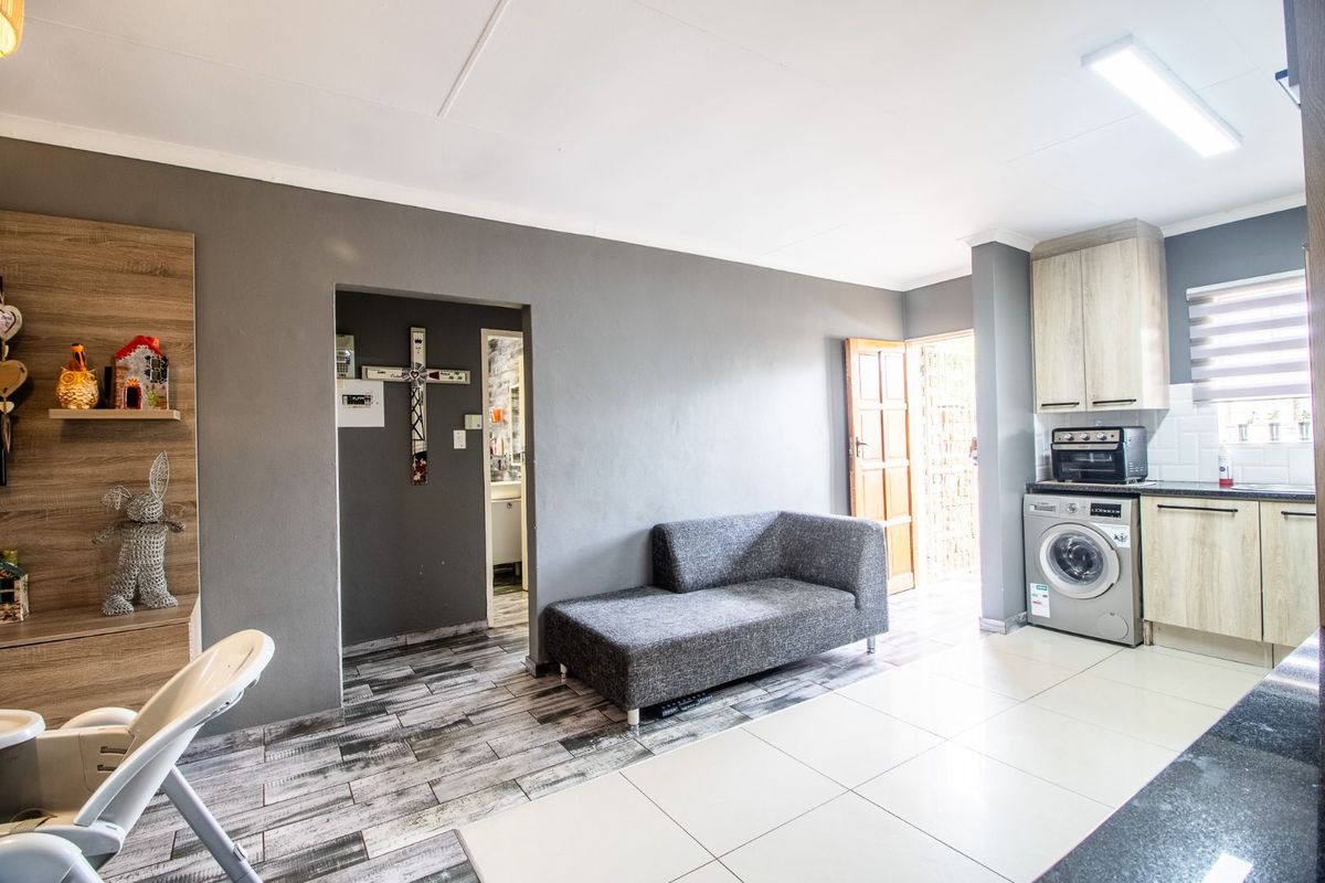 Townhouse For Sale in Doornpoort - Photo 3