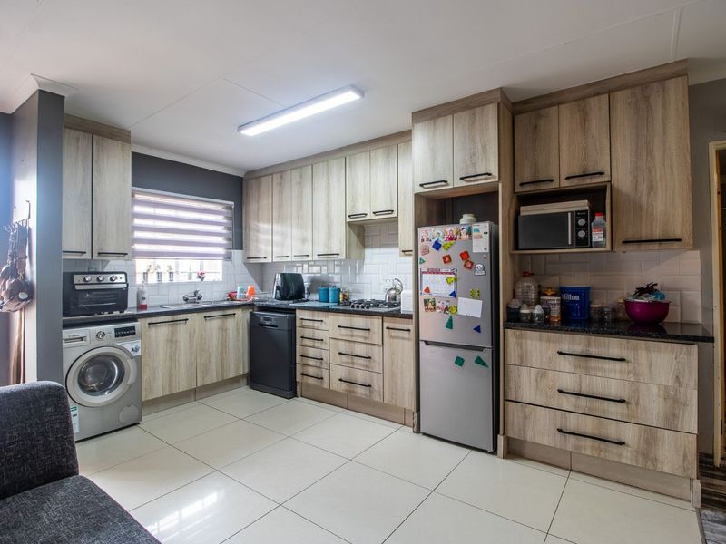 Townhouse For Sale in Doornpoort - Photo 5