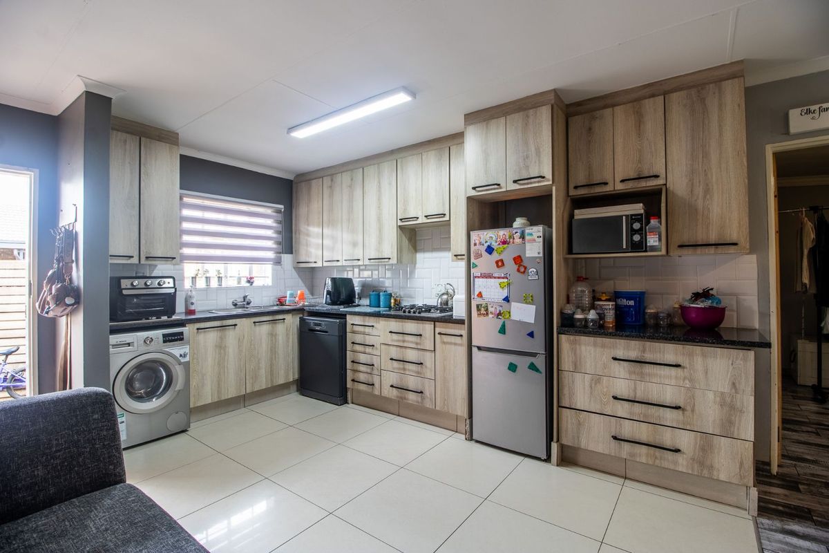 Townhouse For Sale in Doornpoort - Photo 5