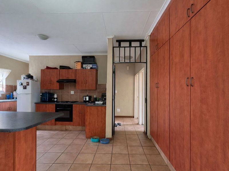 Townhouse For Sale in Ermelo Central - Photo 7
