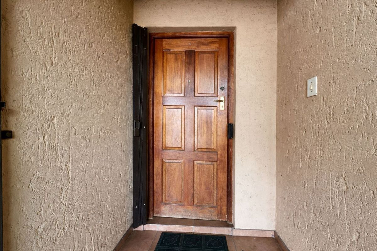 Townhouse For Sale in Ermelo Central - Photo 3