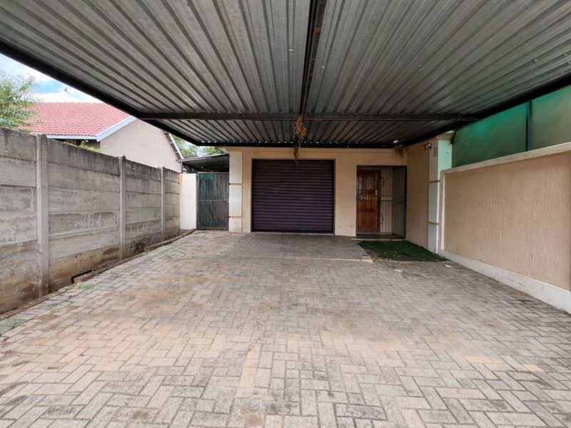 Townhouse For Sale in Ermelo Central - Photo 2