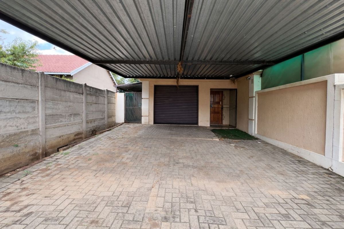 Townhouse For Sale in Ermelo Central - Photo 2