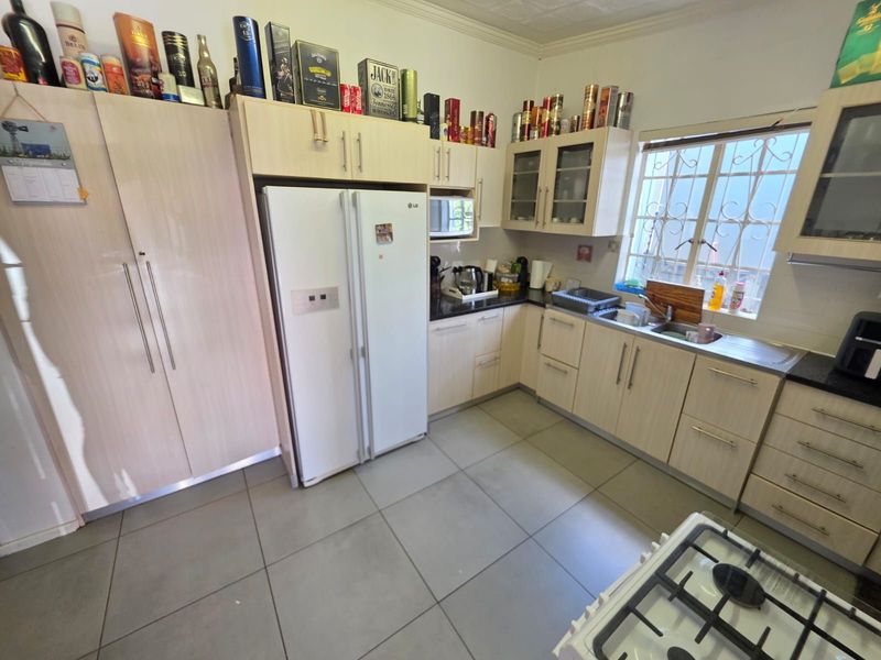 House For Sale in Beaconsfield - Photo 9