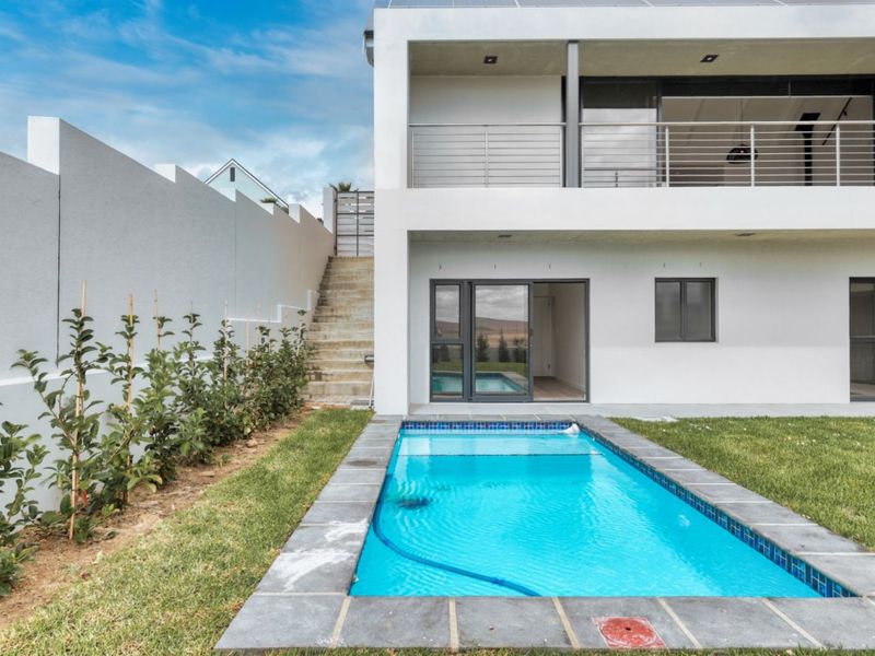 House For Sale in Mount Royal Golf Estate - Photo 2