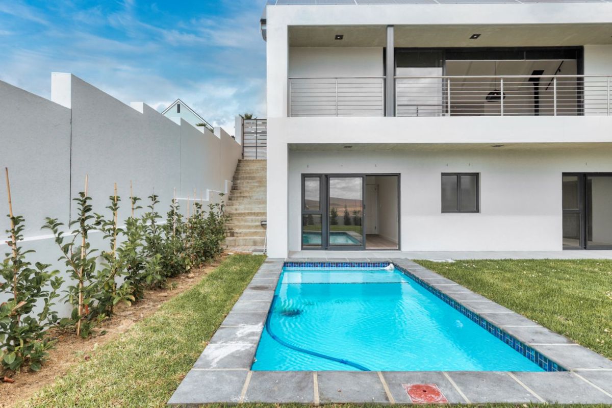 House For Sale in Mount Royal Golf Estate - Photo 2