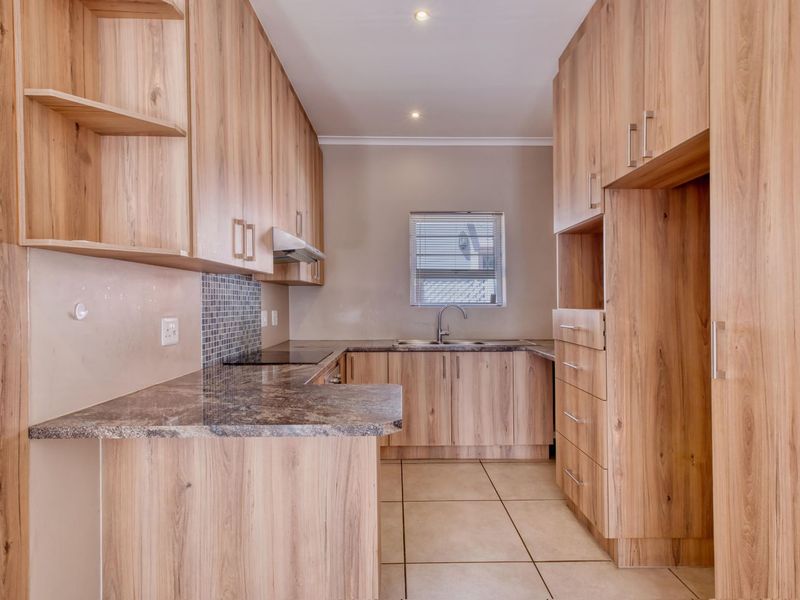 Townhouse For Sale in Fairview - Photo 3