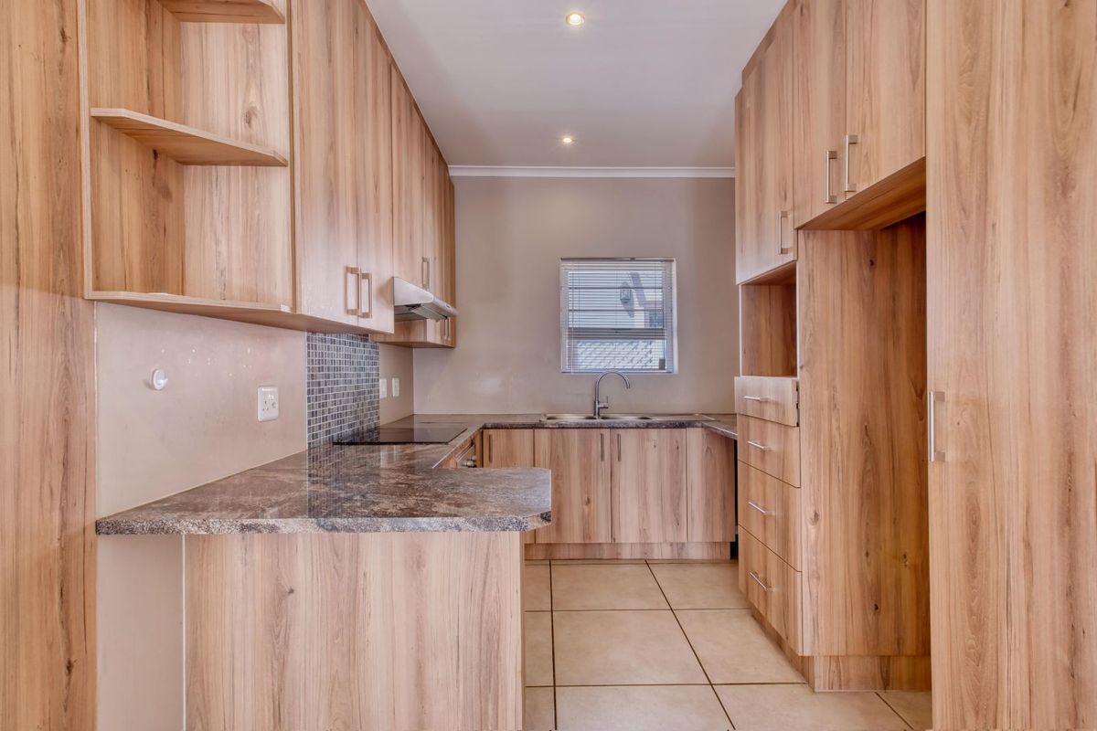 Townhouse For Sale in Fairview - Photo 3