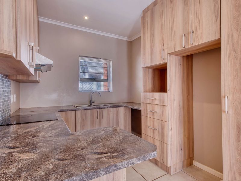 Townhouse For Sale in Fairview - Photo 5