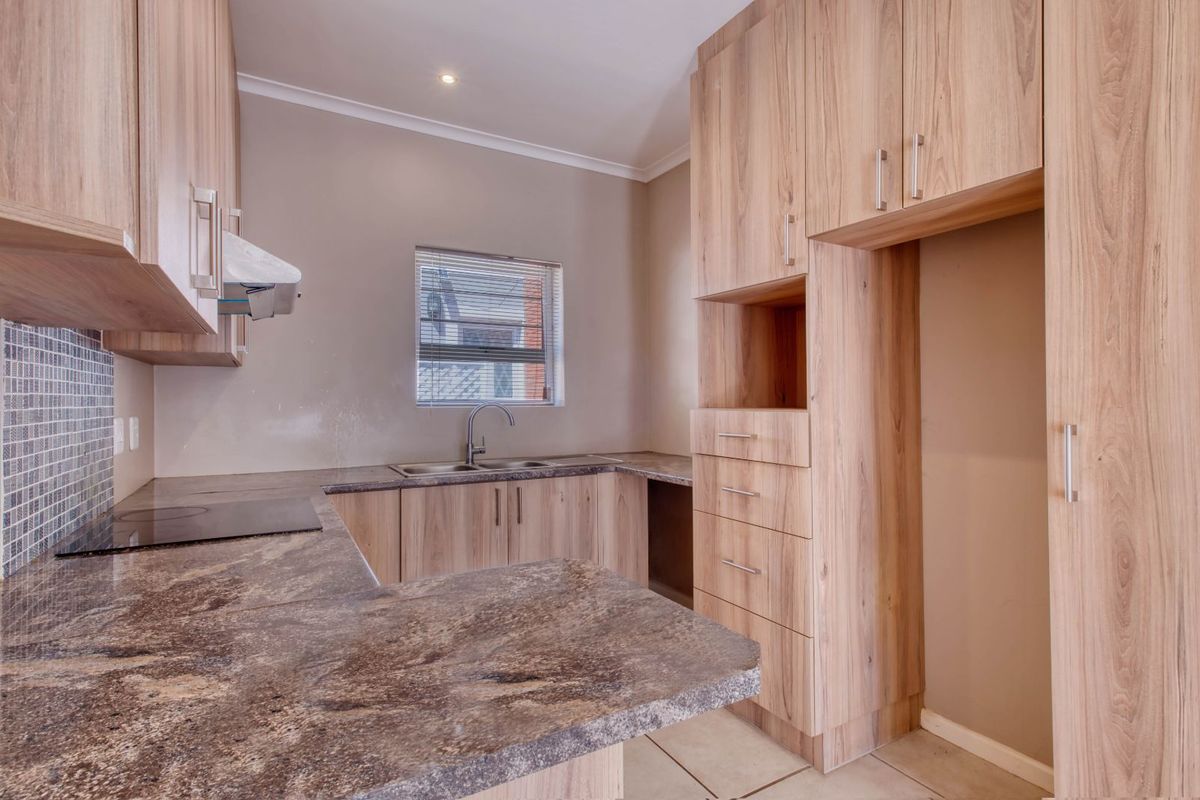 Townhouse For Sale in Fairview - Photo 5