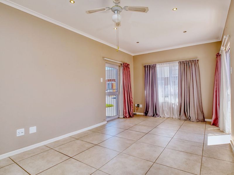 Townhouse For Sale in Fairview - Photo 4