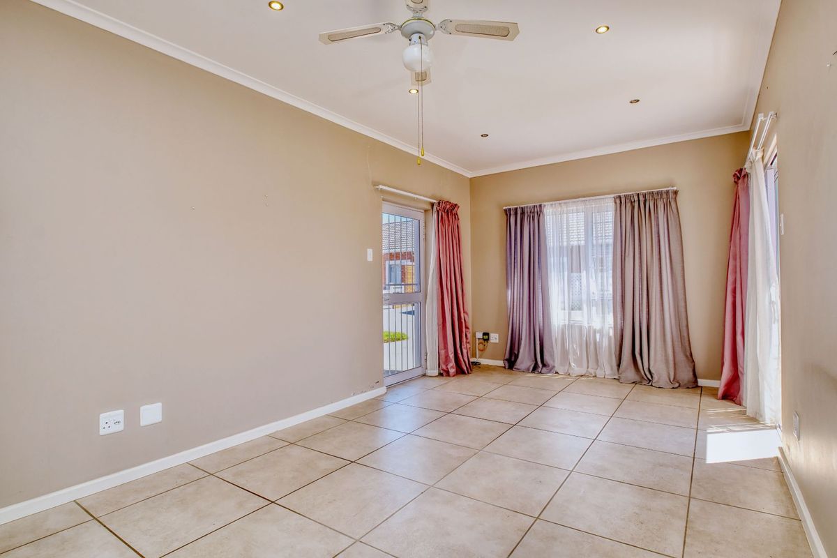 Townhouse For Sale in Fairview - Photo 4