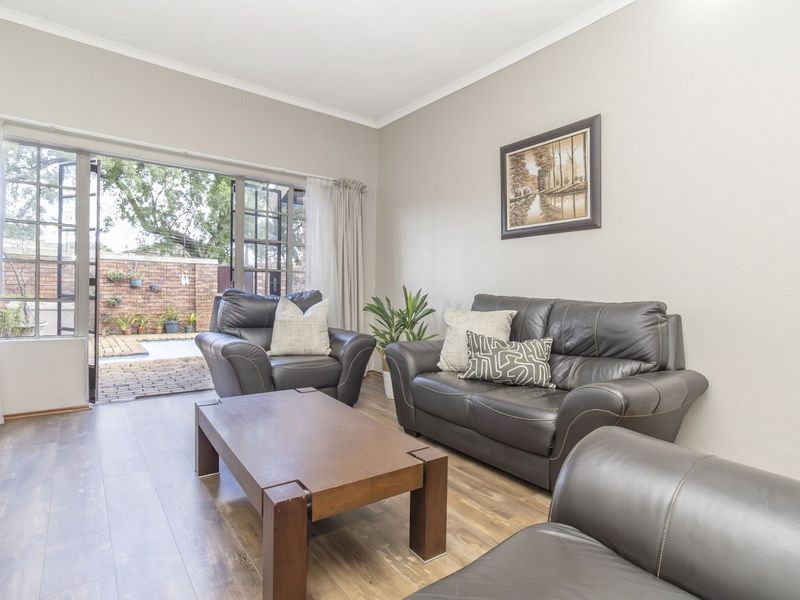 Townhouse For Sale in Weltevreden Park - Photo 9