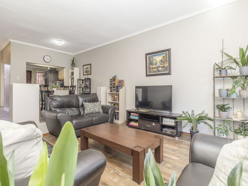 Townhouse For Sale in Weltevreden Park - Photo 8