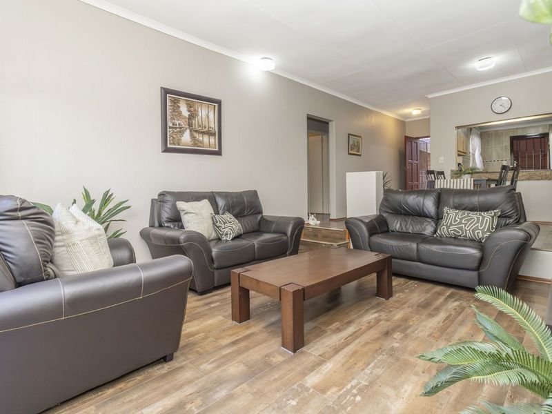 Townhouse For Sale in Weltevreden Park - Photo 7