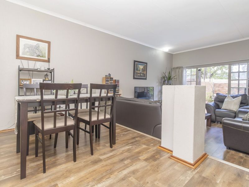 Townhouse For Sale in Weltevreden Park - Photo 6