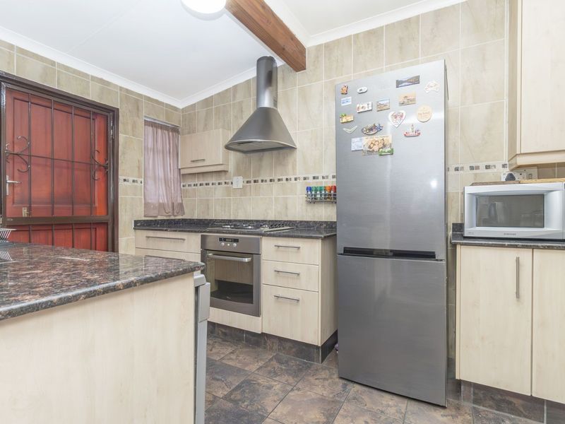 Townhouse For Sale in Weltevreden Park - Photo 3