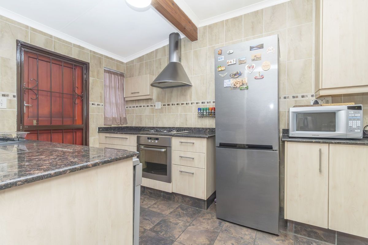 Townhouse For Sale in Weltevreden Park - Photo 3