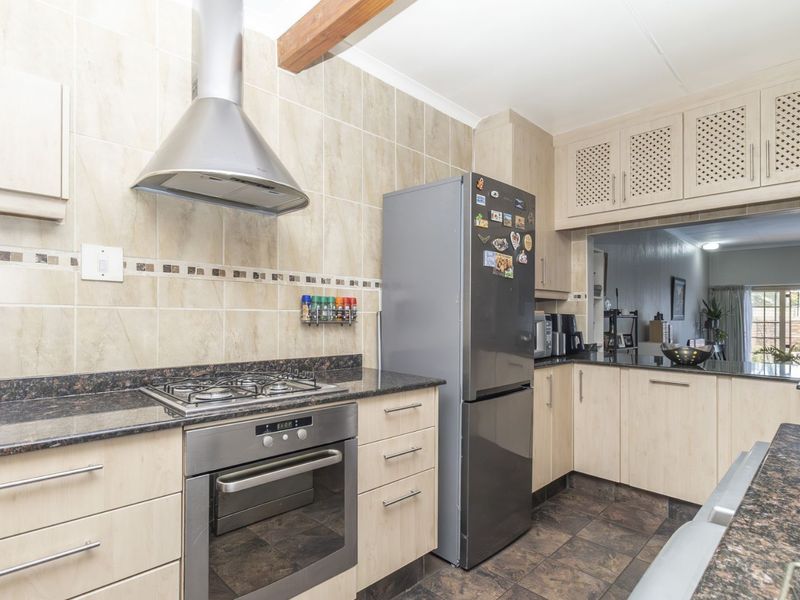 Townhouse For Sale in Weltevreden Park - Photo 2