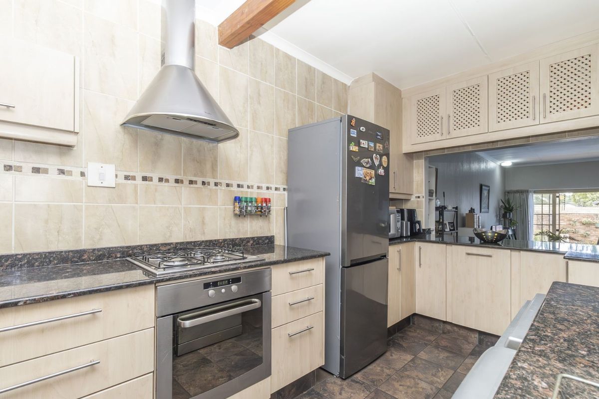 Townhouse For Sale in Weltevreden Park - Photo 2