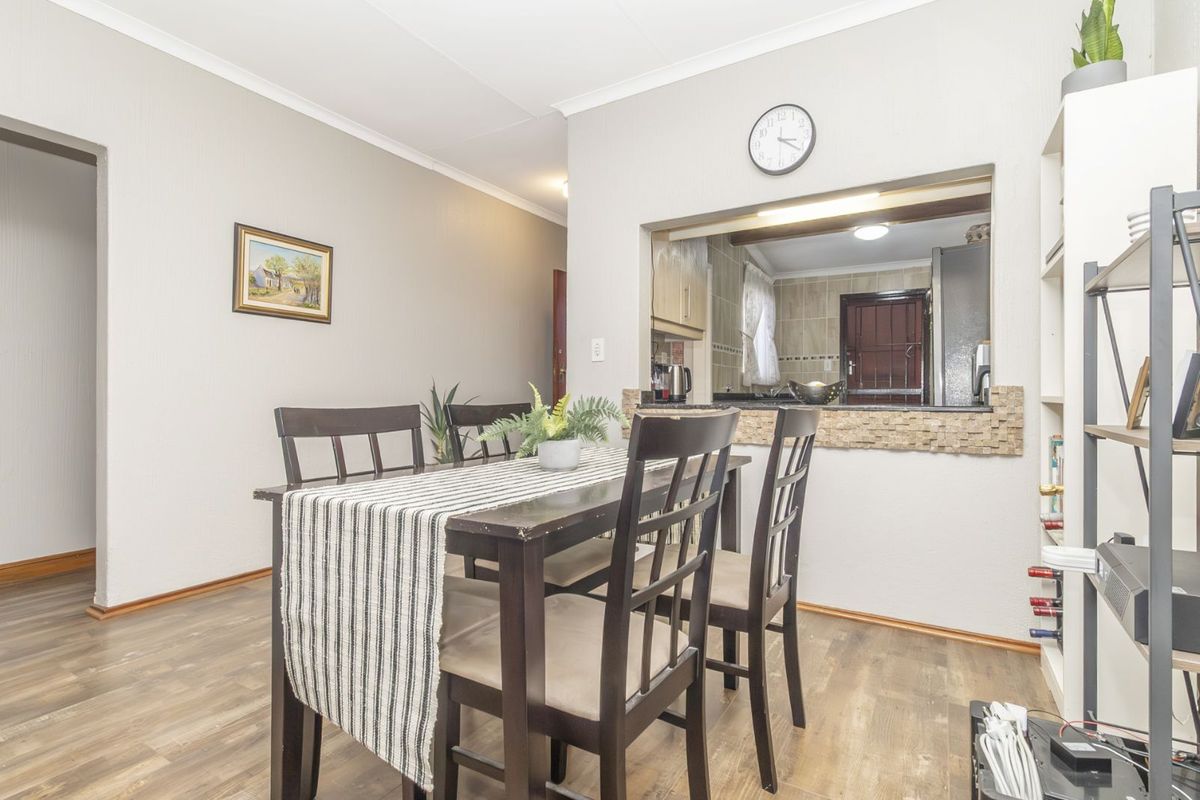 Townhouse For Sale in Weltevreden Park - Photo 5