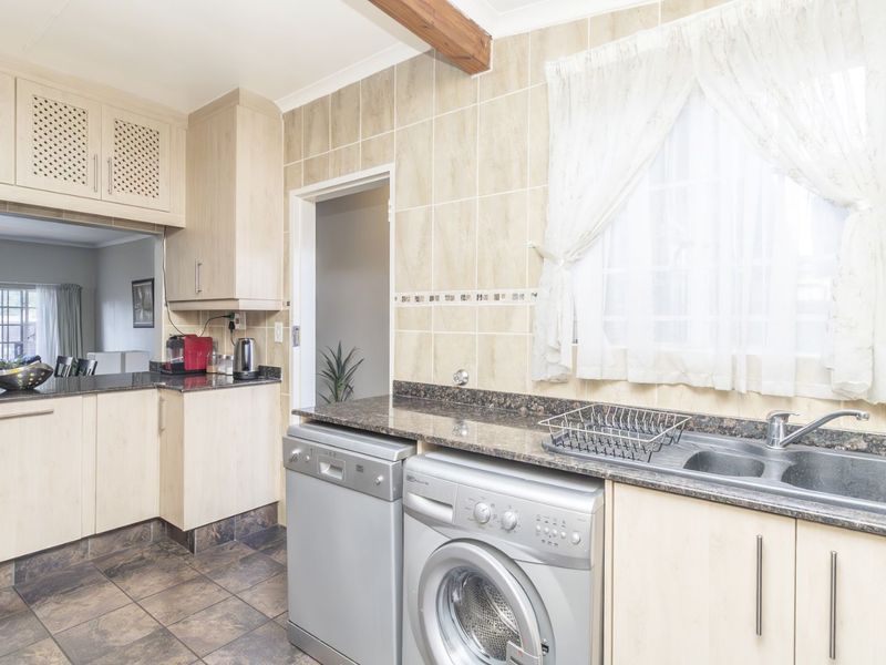 Townhouse For Sale in Weltevreden Park - Photo 4