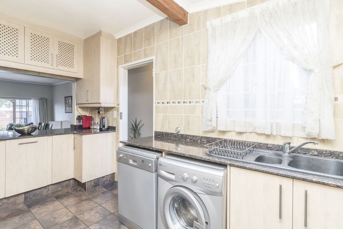 Townhouse For Sale in Weltevreden Park - Photo 4