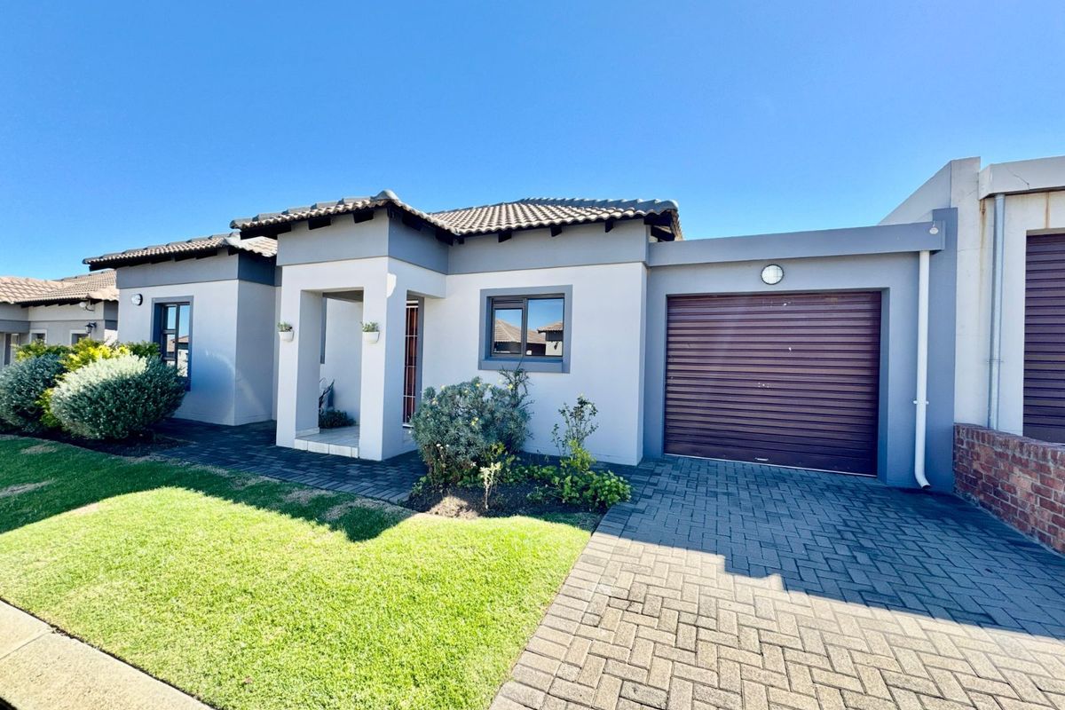 House For Sale in Terra Nova - Photo 2