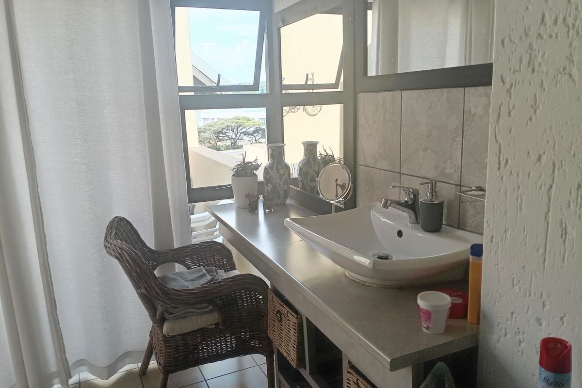 Apartment For Sale in Blackheath - Photo 4