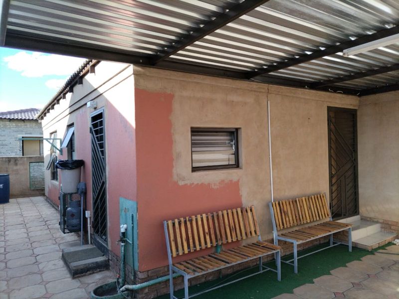 House To Rent in Soshanguve Ext - Photo 2