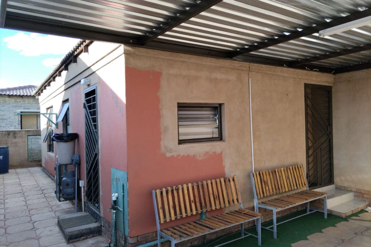 House To Rent in Soshanguve Ext - Photo 2