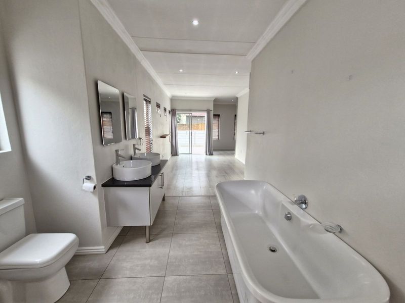 Townhouse For Sale in Fourways - Photo 10