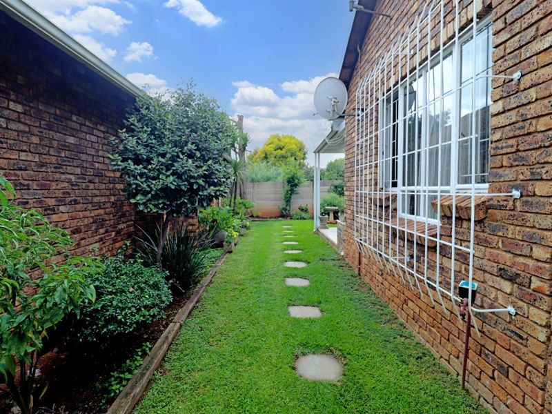 Townhouse For Sale in Eldoraigne - Photo 4