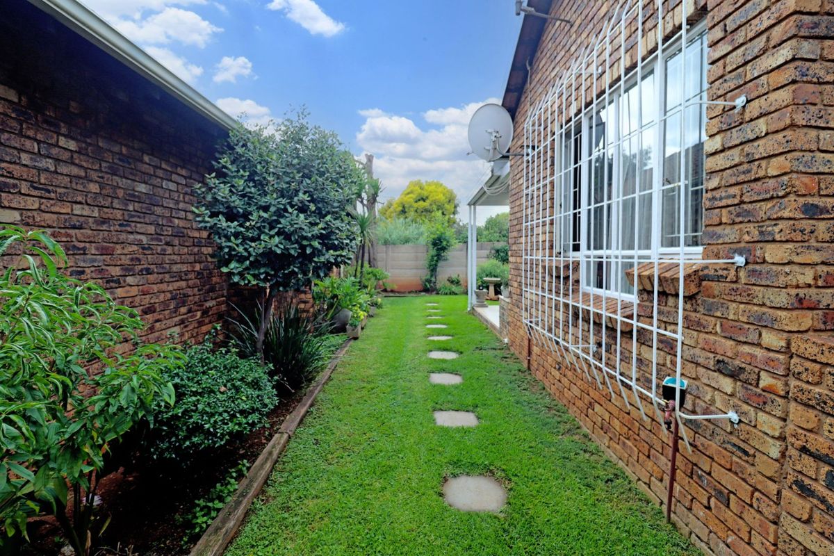 Townhouse For Sale in Eldoraigne - Photo 4