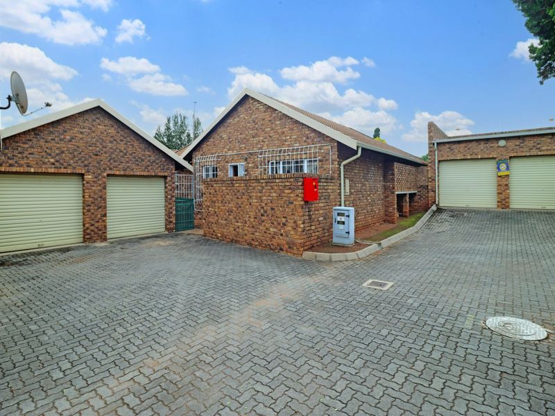 Townhouse For Sale in Eldoraigne - Photo 10
