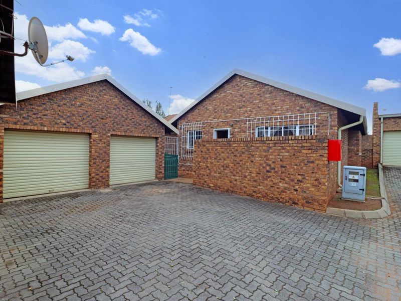 Townhouse For Sale in Eldoraigne - Photo 9