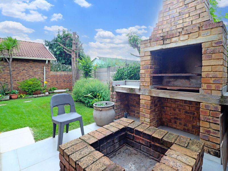 Townhouse For Sale in Eldoraigne - Photo 8