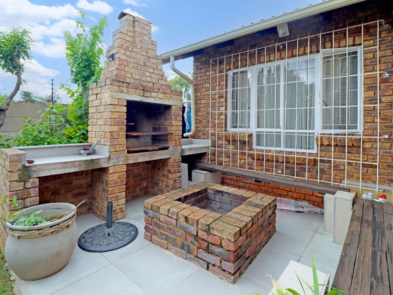 Townhouse For Sale in Eldoraigne - Photo 7