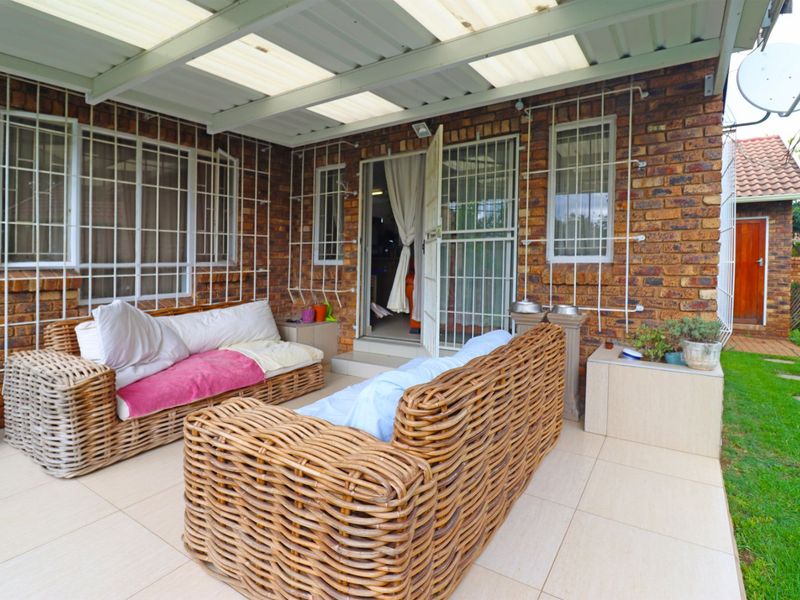 Townhouse For Sale in Eldoraigne - Photo 6