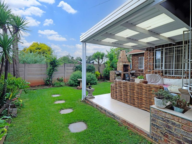 Townhouse For Sale in Eldoraigne - Photo 3