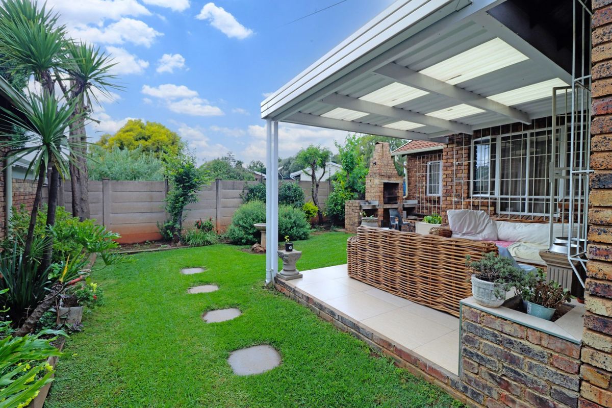 Townhouse For Sale in Eldoraigne - Photo 3