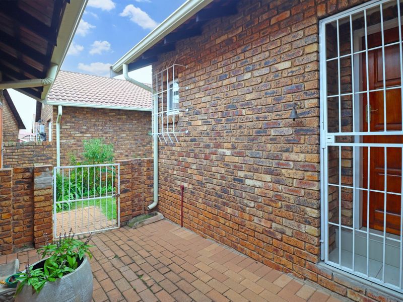 Townhouse For Sale in Eldoraigne - Photo 5