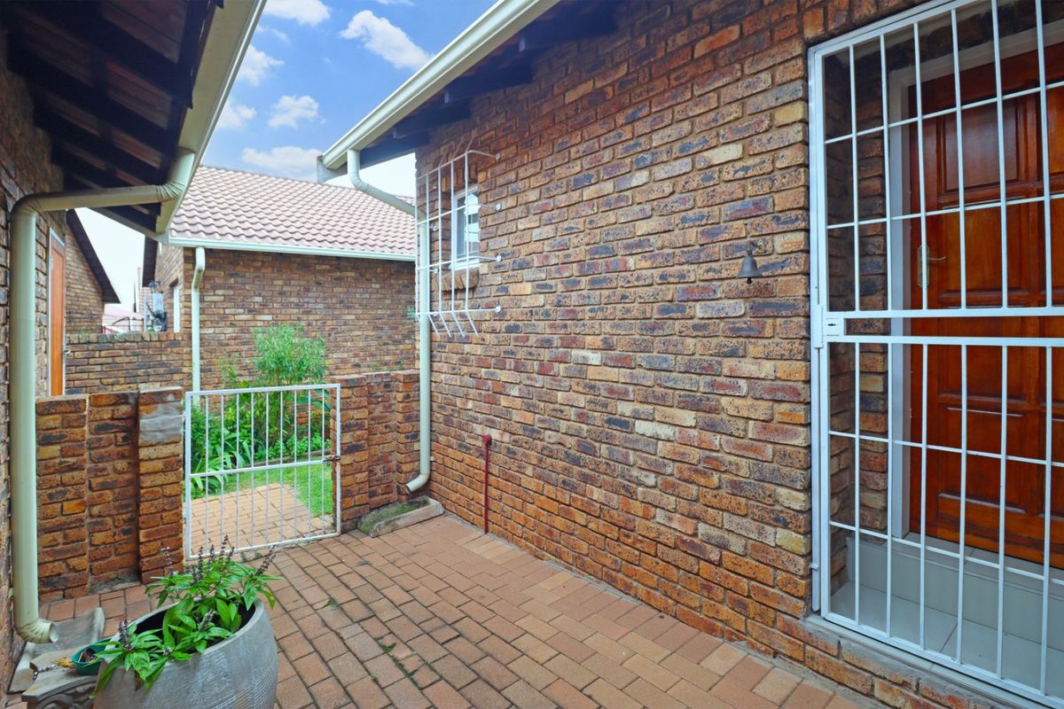 Townhouse For Sale in Eldoraigne - Photo 5
