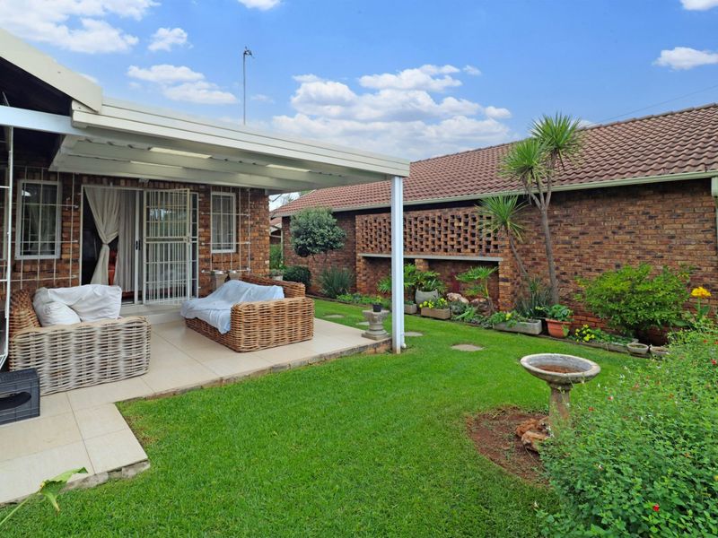 Townhouse For Sale in Eldoraigne - Photo 2